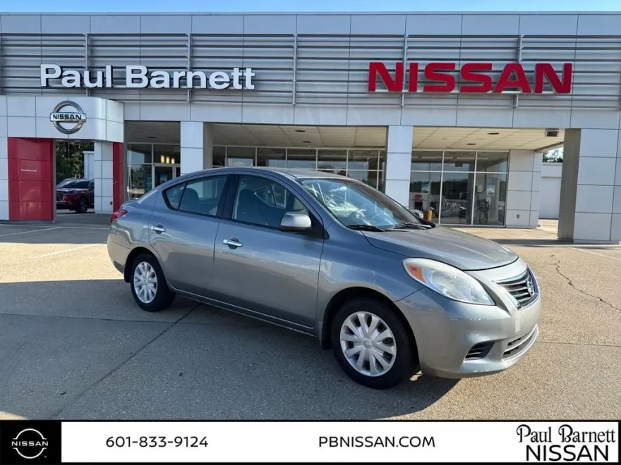 2012 Nissan Versa 1.6 SV photo 1