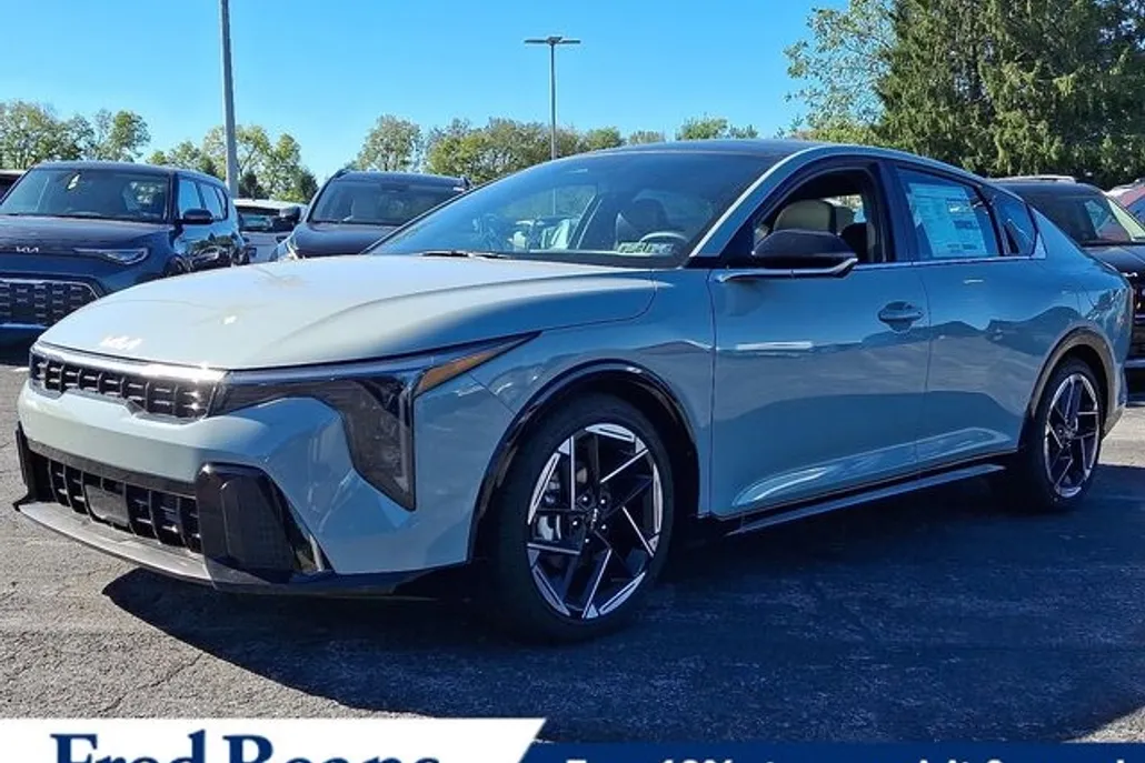 2025 Kia K4 GT-Line photo 1
