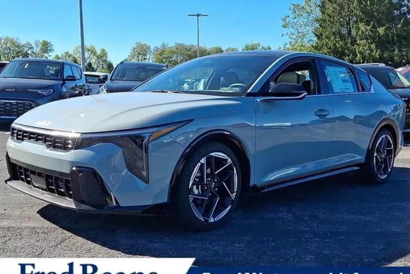 2025 Kia K4 GT-Line photo 1