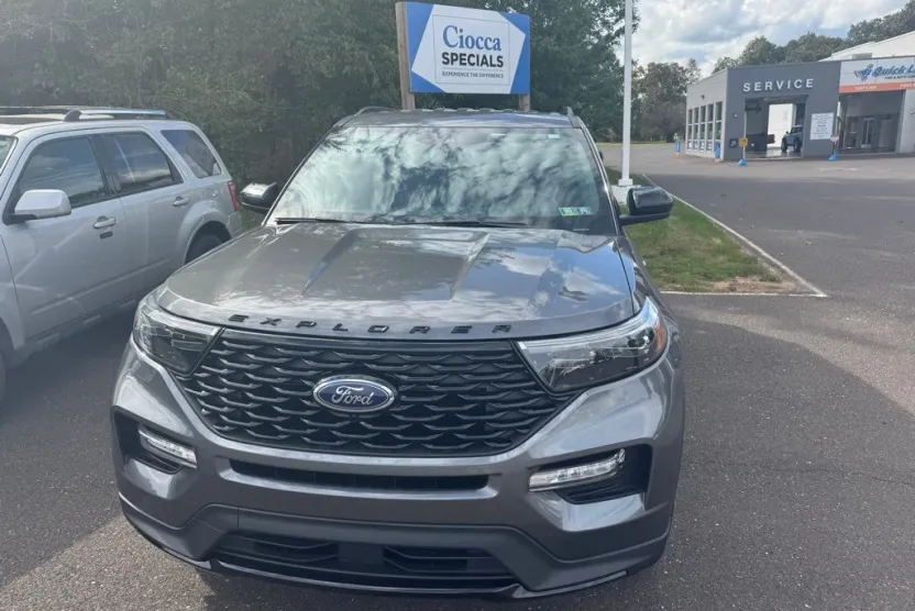 2022 Ford Explorer ST-Line photo 1