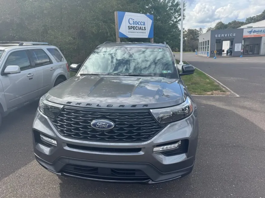 2022 Ford Explorer ST-Line photo 1