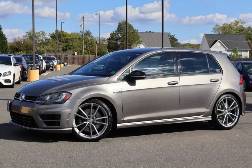 2017 Volkswagen Golf R Base photo 1