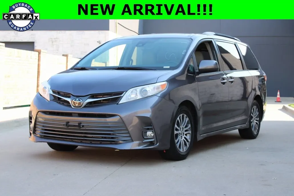 2020 Toyota Sienna XLE photo 1