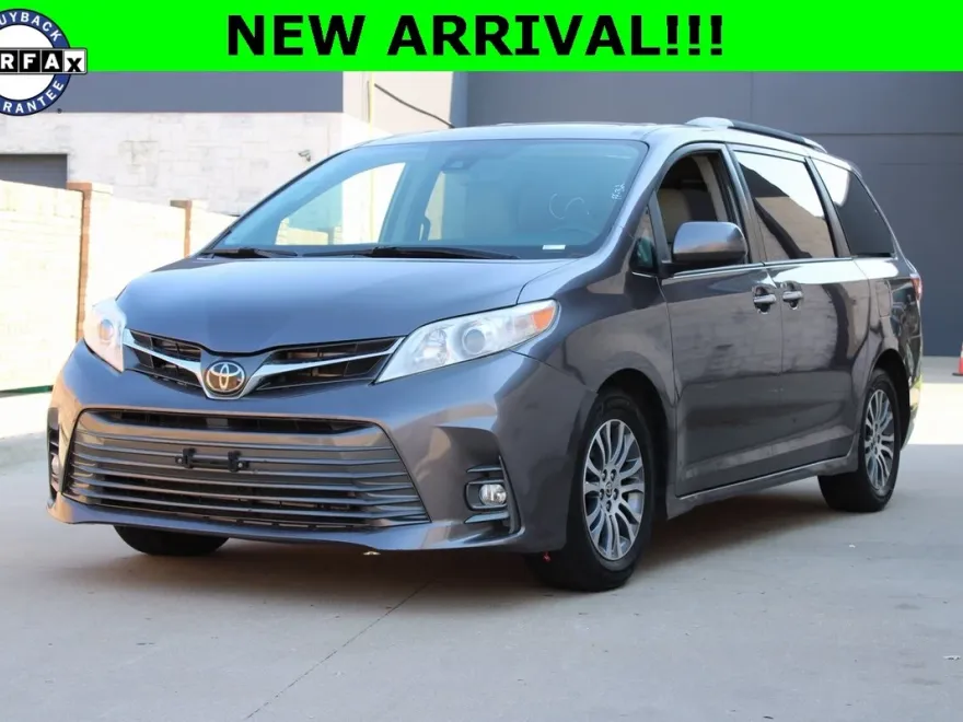 2020 Toyota Sienna XLE photo 1