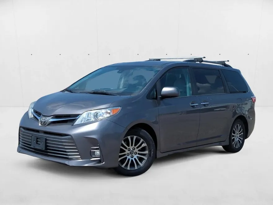 2018 Toyota Sienna XLE photo 1