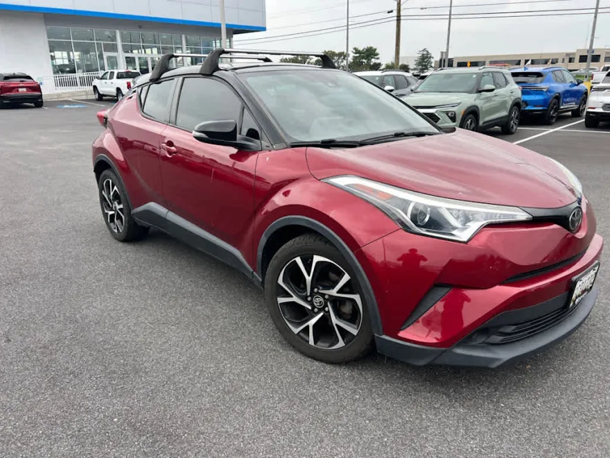 2019 Toyota C-HR XLE photo 1