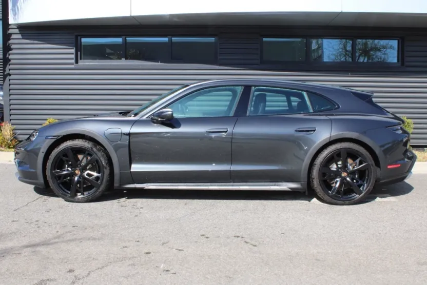 2025 Porsche Taycan 4S Cross Turismo photo 1