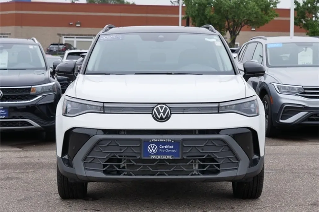 2025 Volkswagen Taos SE photo 1