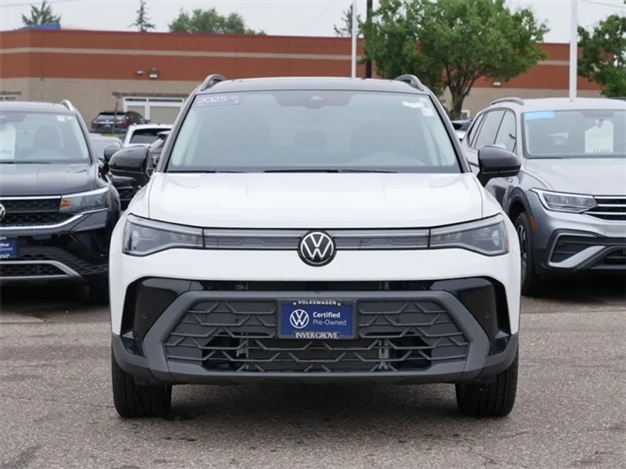 2025 Volkswagen Taos SE photo 1