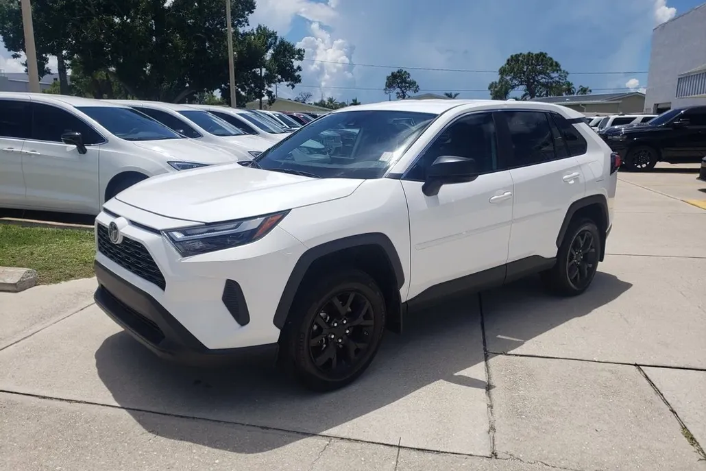 2023 Toyota RAV4 LE photo 1