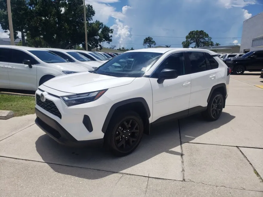 2023 Toyota RAV4 LE photo 1