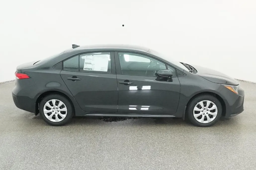 2025 Toyota Corolla LE photo 1