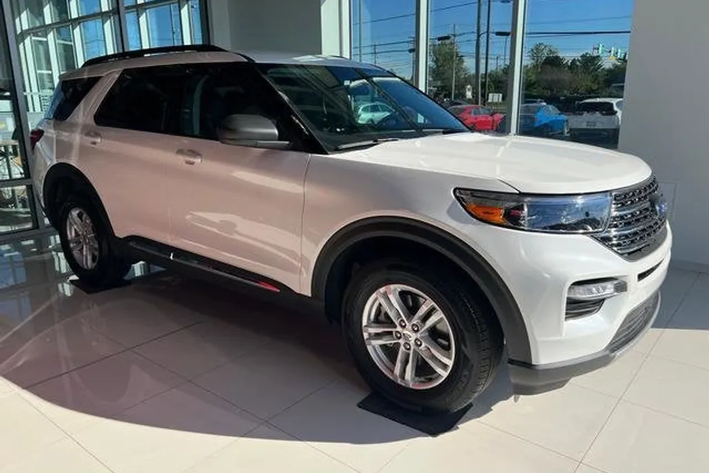 2022 Ford Explorer XLT photo 1