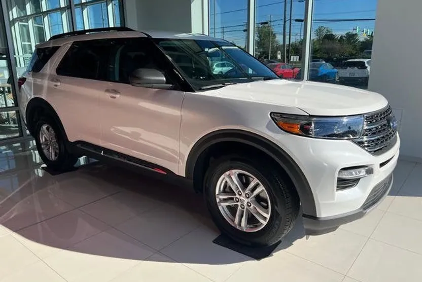2022 Ford Explorer XLT photo 1