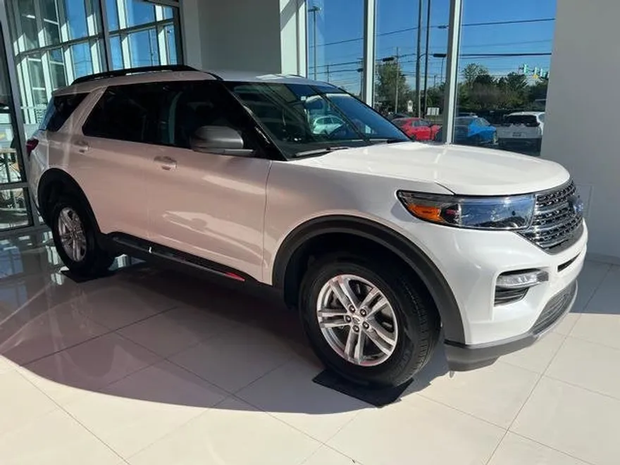 2022 Ford Explorer XLT photo 1
