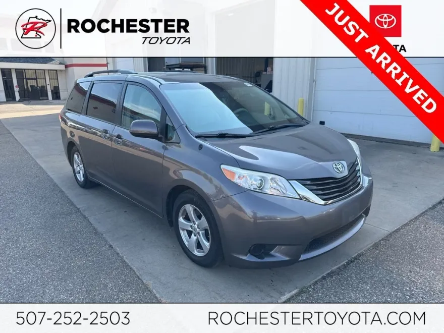 2014 Toyota Sienna LE photo 1