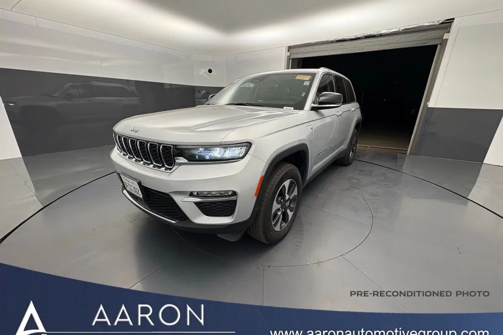 2023 Jeep Cherokee Base photo 1