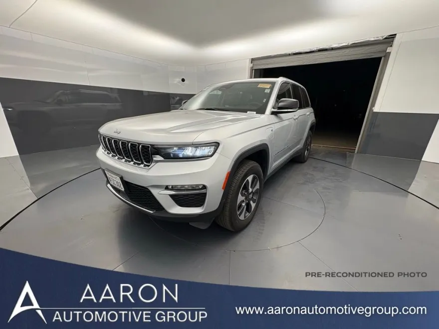 2023 Jeep Cherokee Base photo 1