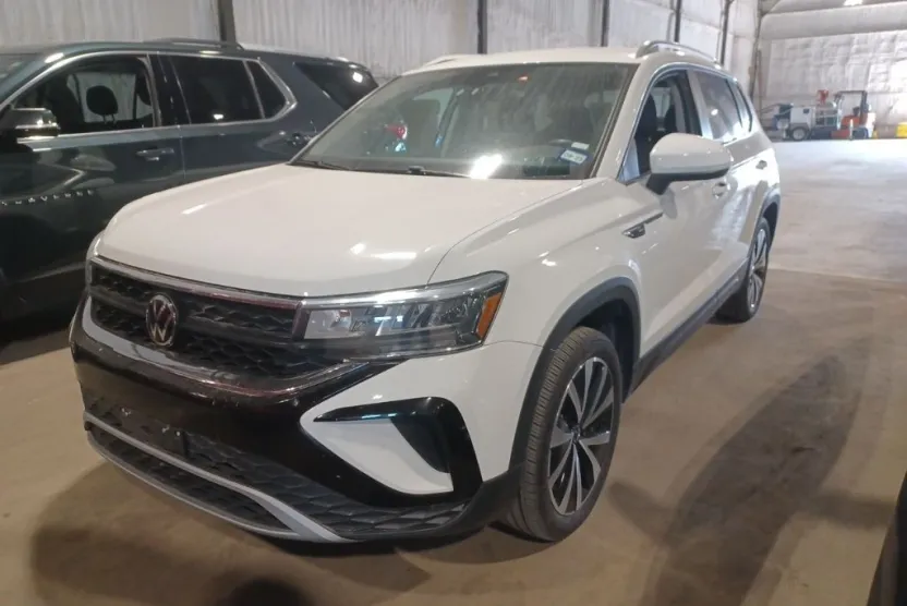 2024 Volkswagen Taos SE photo 1