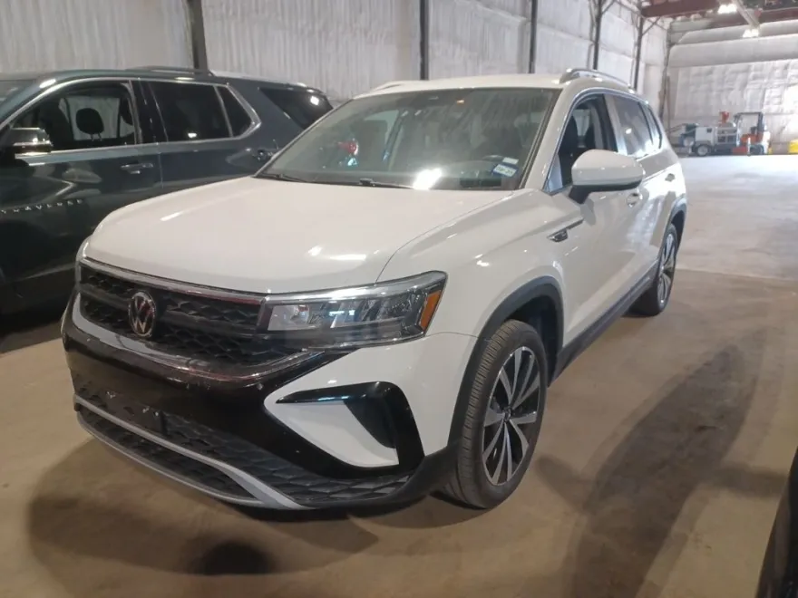 2024 Volkswagen Taos SE photo 1