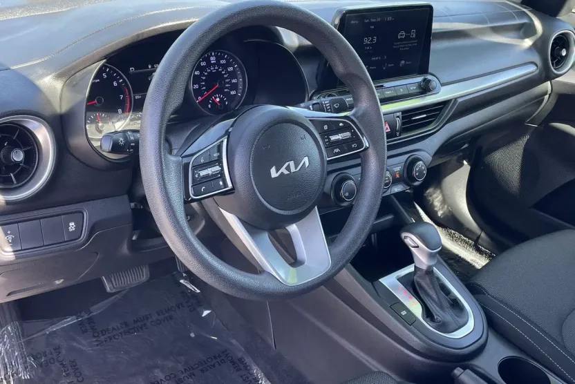 2023 Kia Forte LXS photo 1