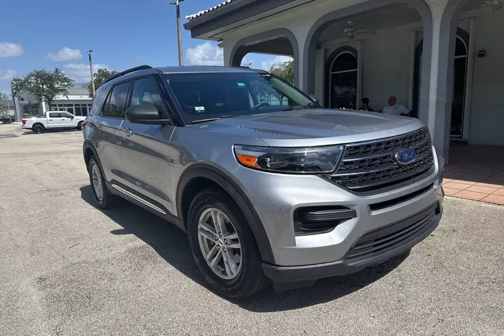 2022 Ford Explorer XLT photo 1