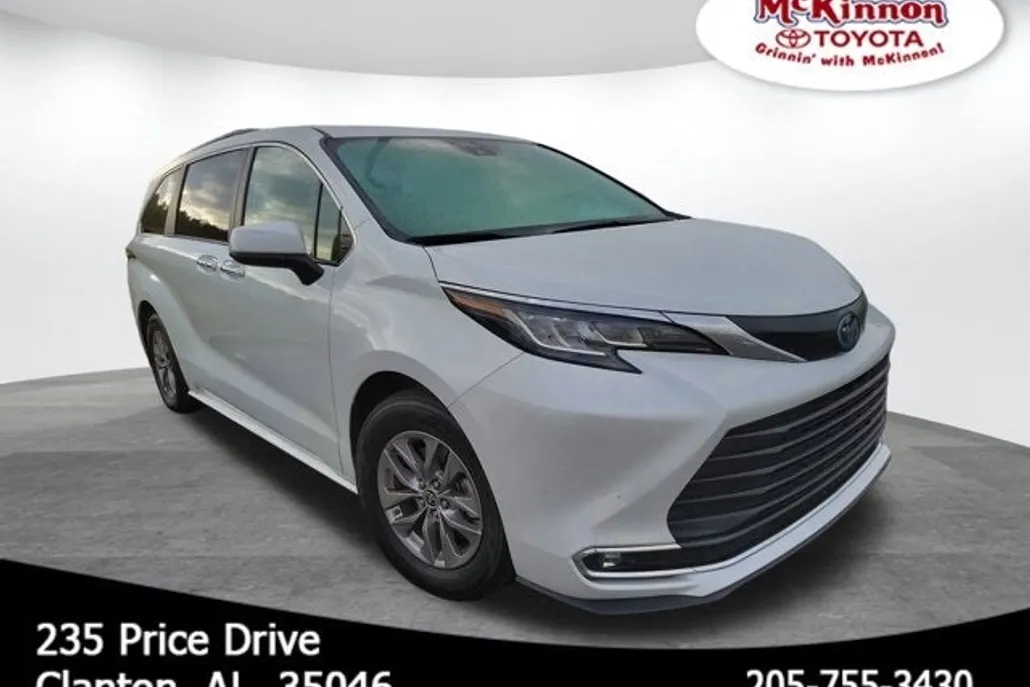 2022 Toyota Sienna XLE photo 1
