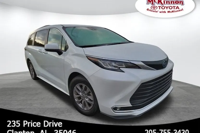 2022 Toyota Sienna XLE photo 1