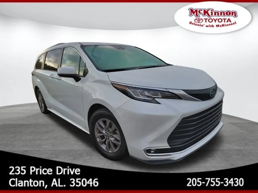 2022 Toyota Sienna XLE photo 1