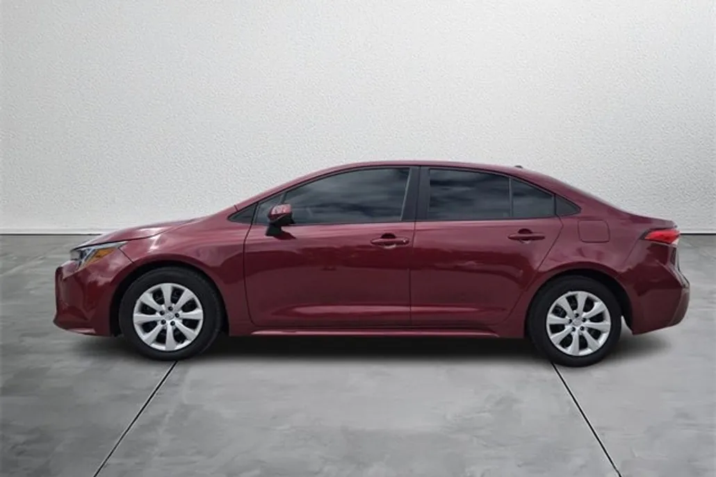 2024 Toyota Corolla LE photo 1