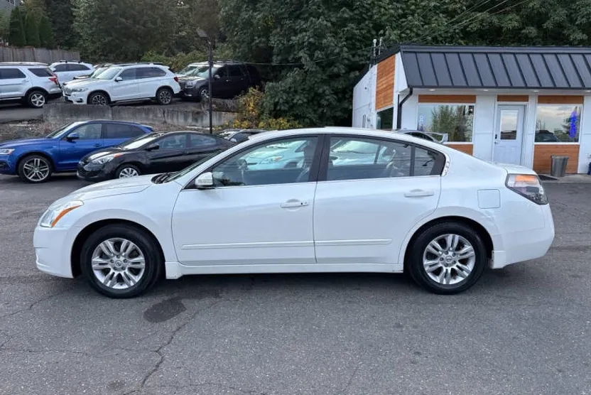2010 Nissan Altima 2.5 SL photo 1