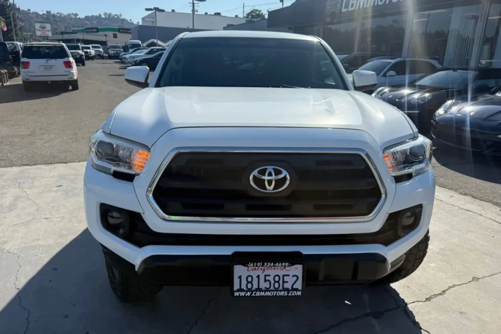 2017 Toyota Tacoma SR5 photo 1