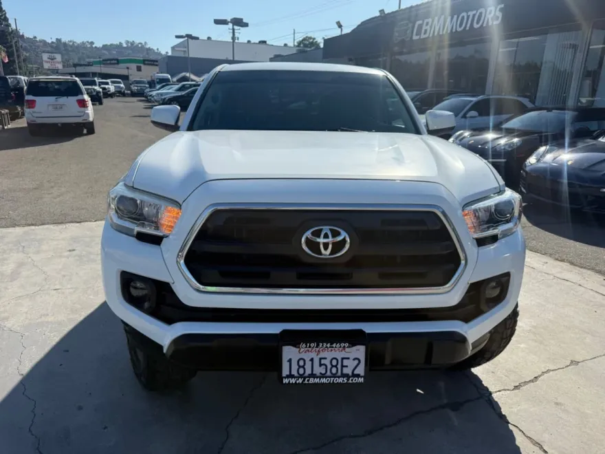 2017 Toyota Tacoma SR5 photo 1