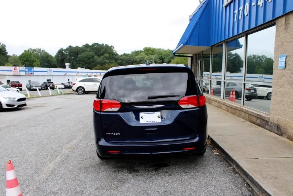 2020 Chrysler Voyager LX photo 1