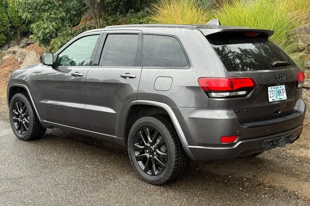2017 Jeep Grand Cherokee Altitude photo 1
