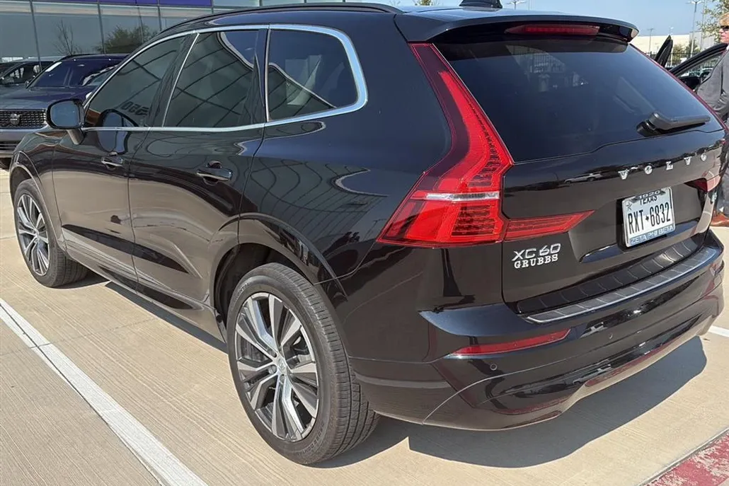2022 Volvo XC60 Momentum photo 1