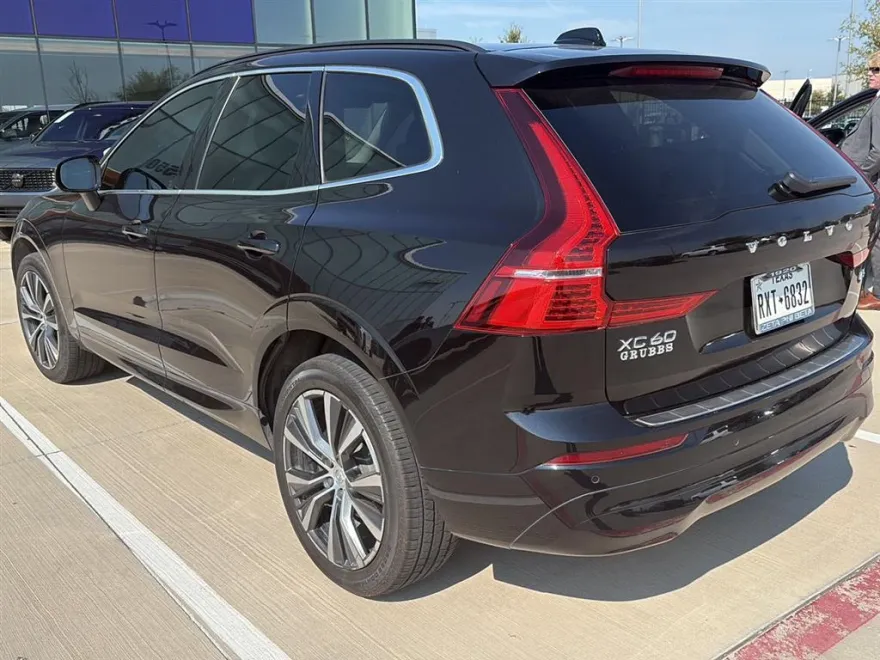 2022 Volvo XC60 Momentum photo 1