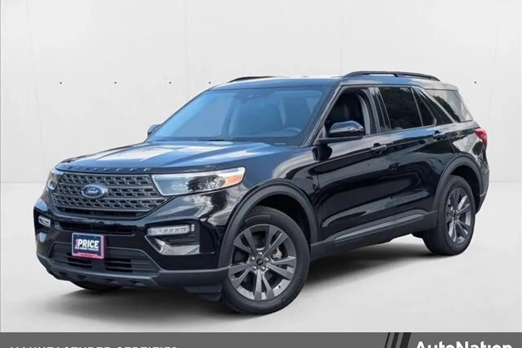 2023 Ford Explorer XLT photo 1