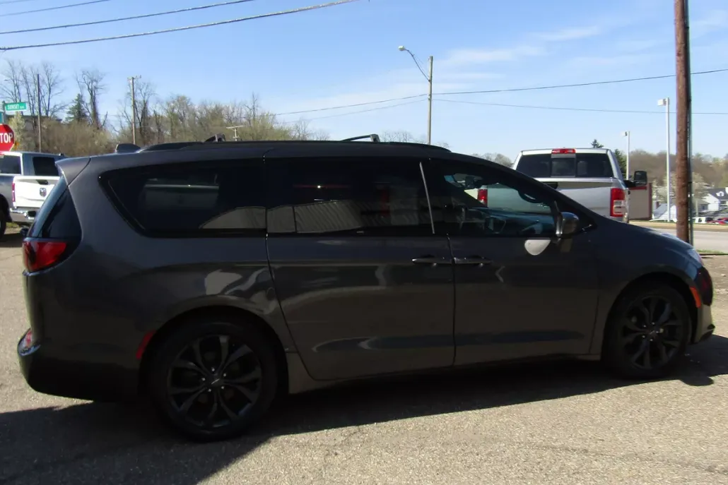 2019 Chrysler Pacifica Touring Plus photo 1