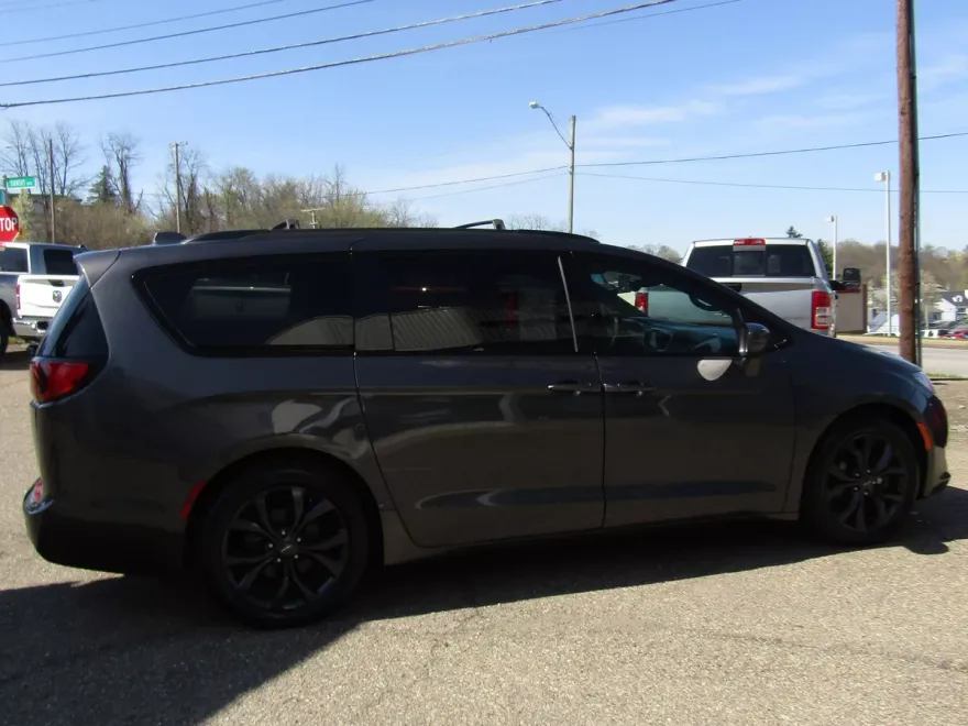 2019 Chrysler Pacifica Touring Plus photo 1