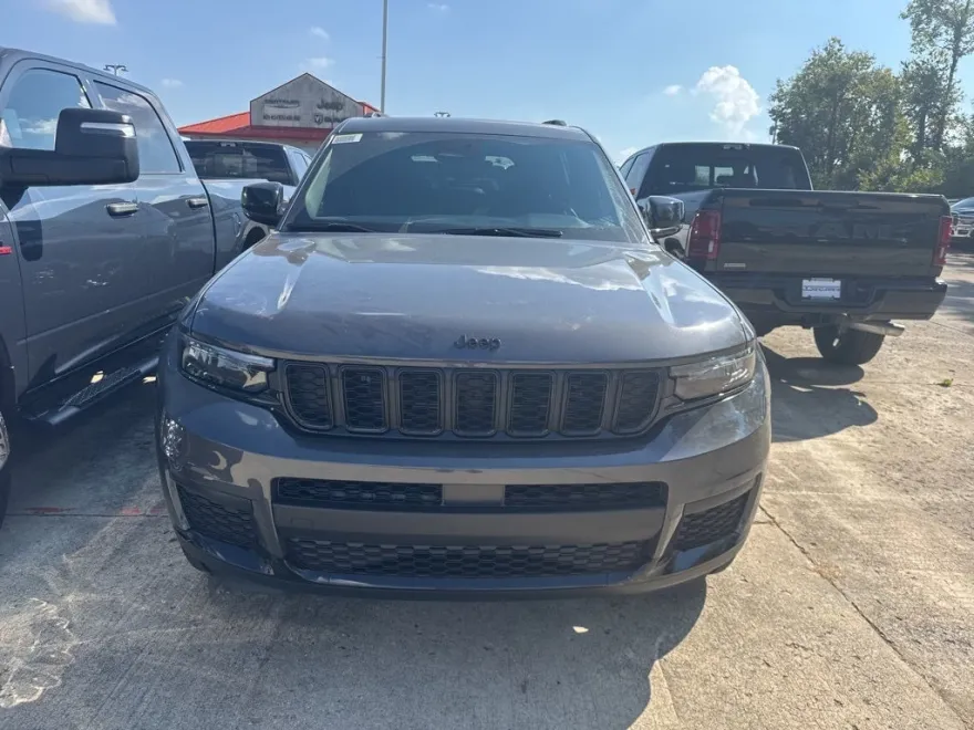 2025 Jeep Grand Cherokee Altitude photo 1