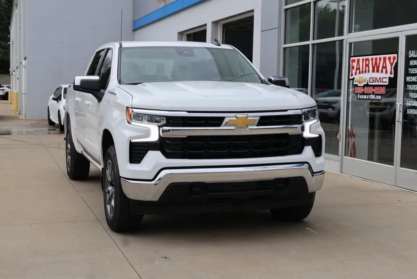 2026 Chevrolet Silverado 1500 LT photo 1