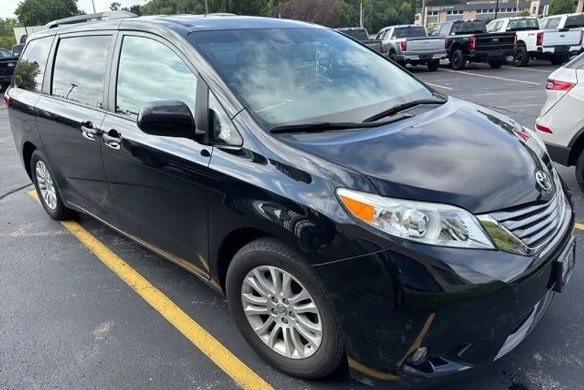 2017 Toyota Sienna Limited XLE Premium photo 1