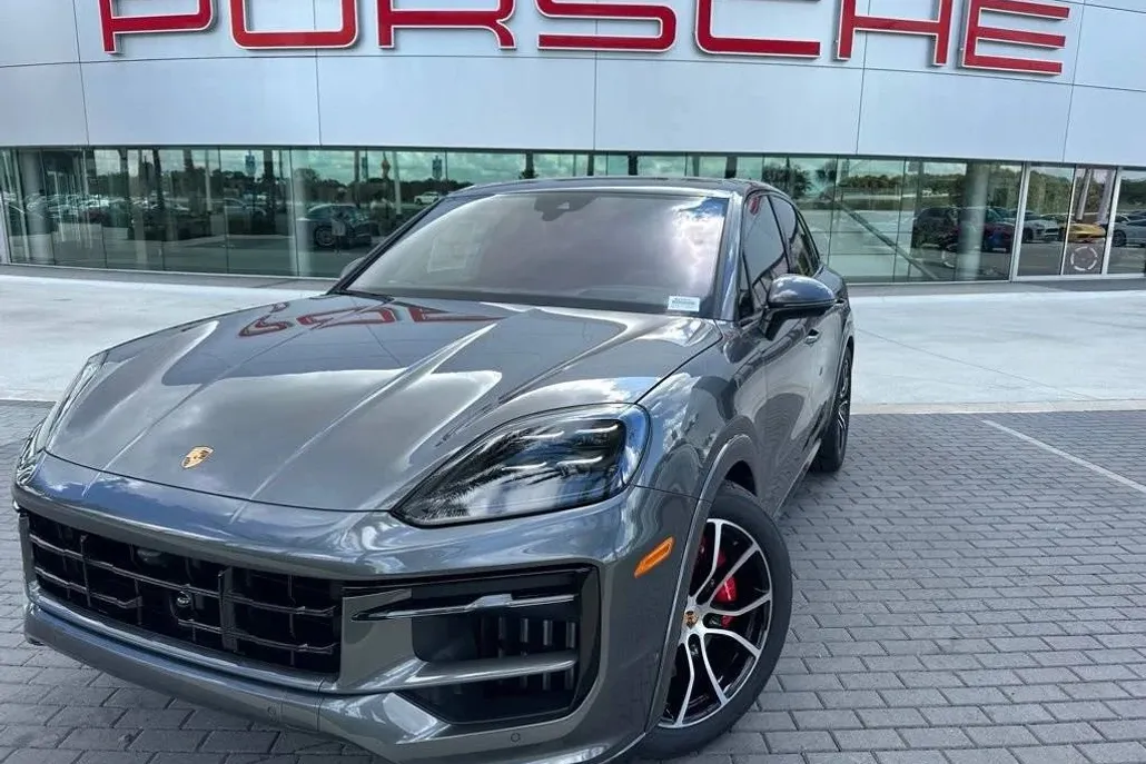 2025 Porsche Cayenne GTS photo 1