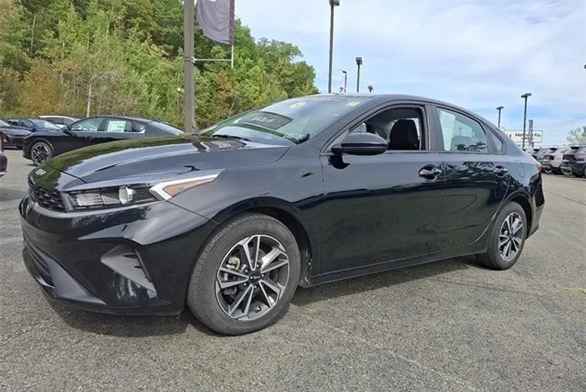 2023 Kia Forte LXS photo 1