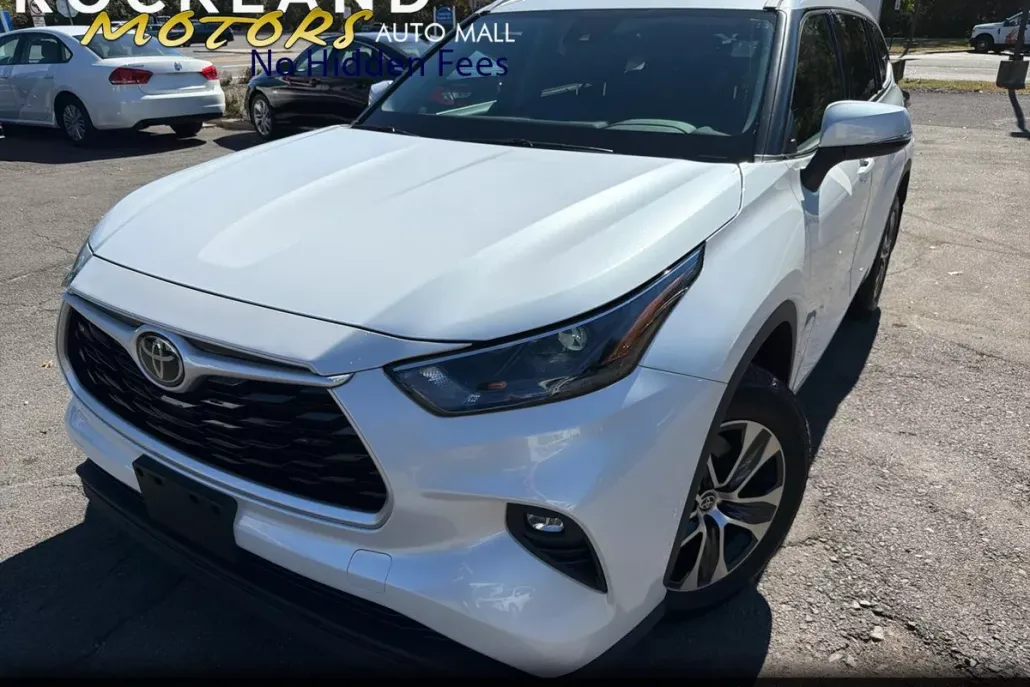 2022 Toyota Highlander XLE photo 1