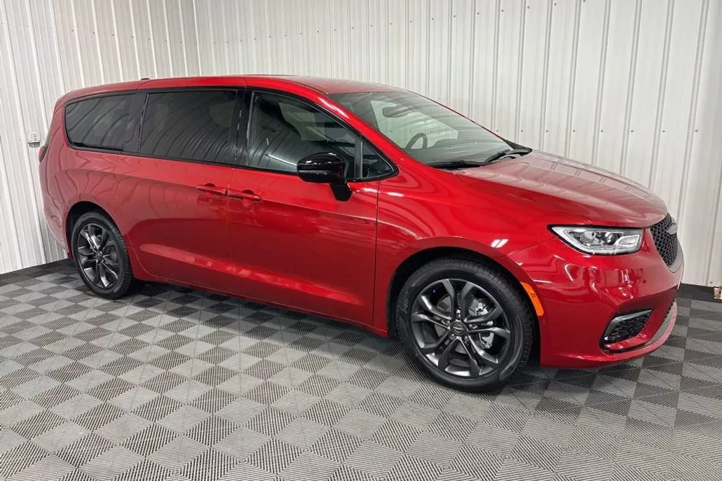2026 Chrysler Pacifica photo 1