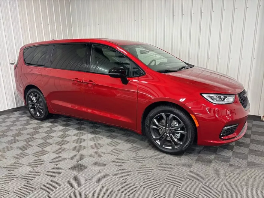 2026 Chrysler Pacifica photo 1