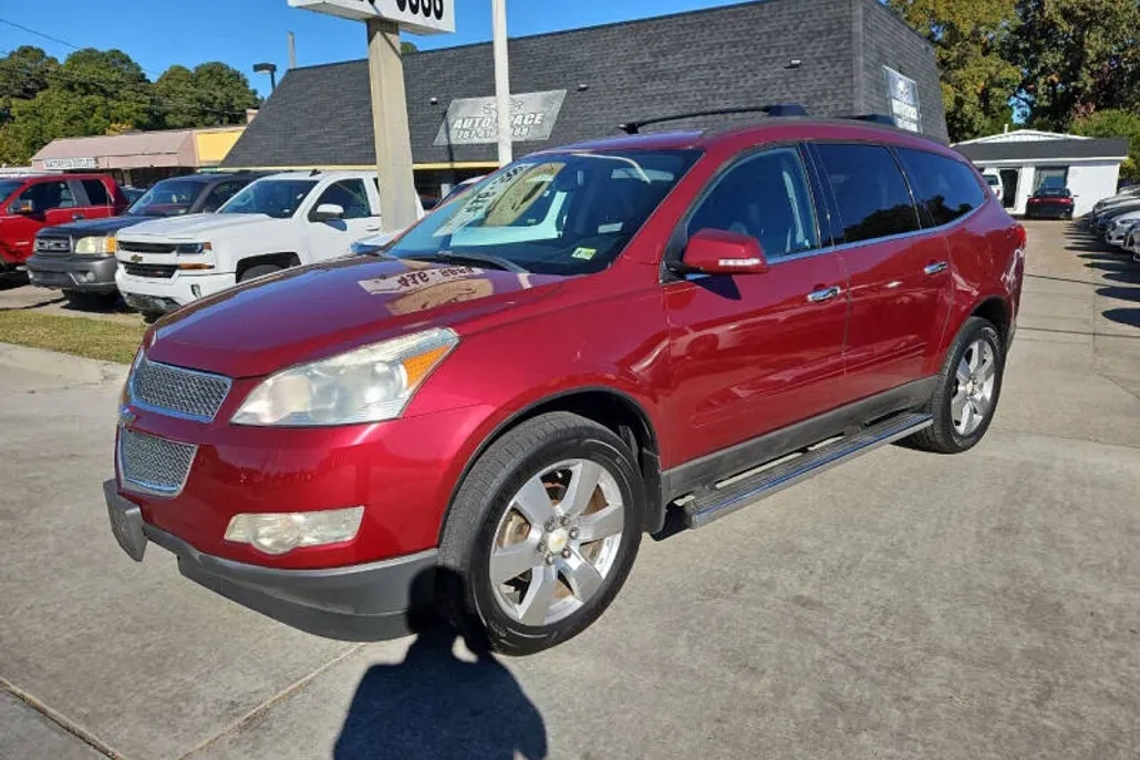 2011 Chevrolet Traverse 1LT photo 1