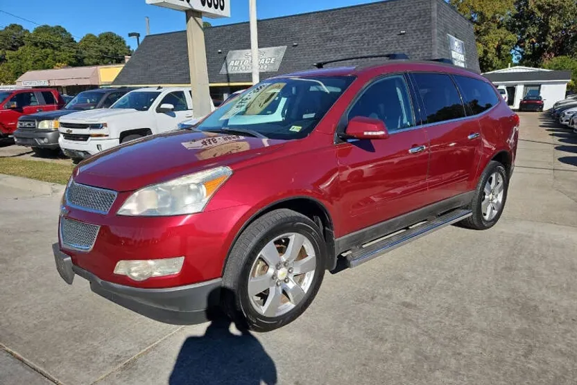 2011 Chevrolet Traverse 1LT photo 1